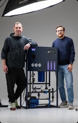 Засновники Wise Water біля системи зворотного осмосу