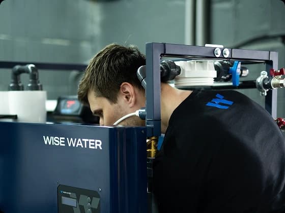 Інженер WISE WATER налаштовує систему зворотного осмосу