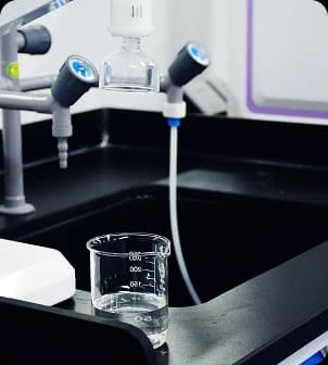 Проба очищеної води в лабораторії WISE WATER
