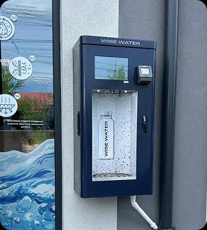 Вендингова панель WISE WATER на фасаді пункту розливу «Водиченька» у Києві
